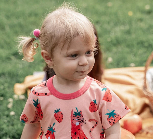 Kleid Aus Bio-Baumwolle Mit Dem Katzen & Erdbeeren Print 2 Kleid Aus Bio-Baumwolle Mit Dem Katzen & Erdbeeren Print – Bild 2