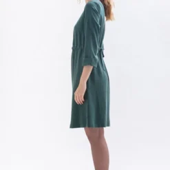Knielanges Kleid WAR-RISS Mit Schmalem Gürtel Und Ärmelaufschlag Aus Tencel